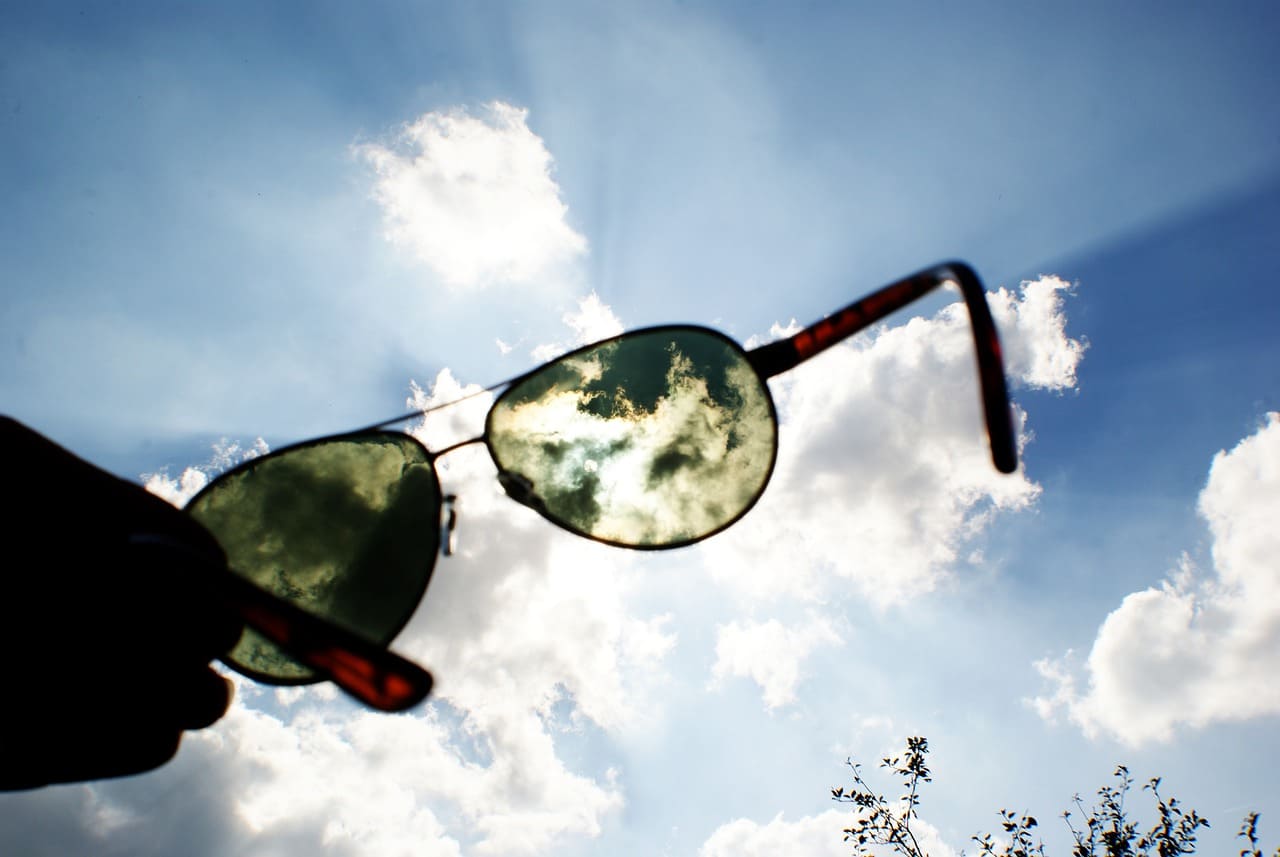 jakie sprawdzić polaryzację w okularach przeciwsłonecznych